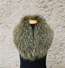 Real Fin Raccoon Fur Collar in green color