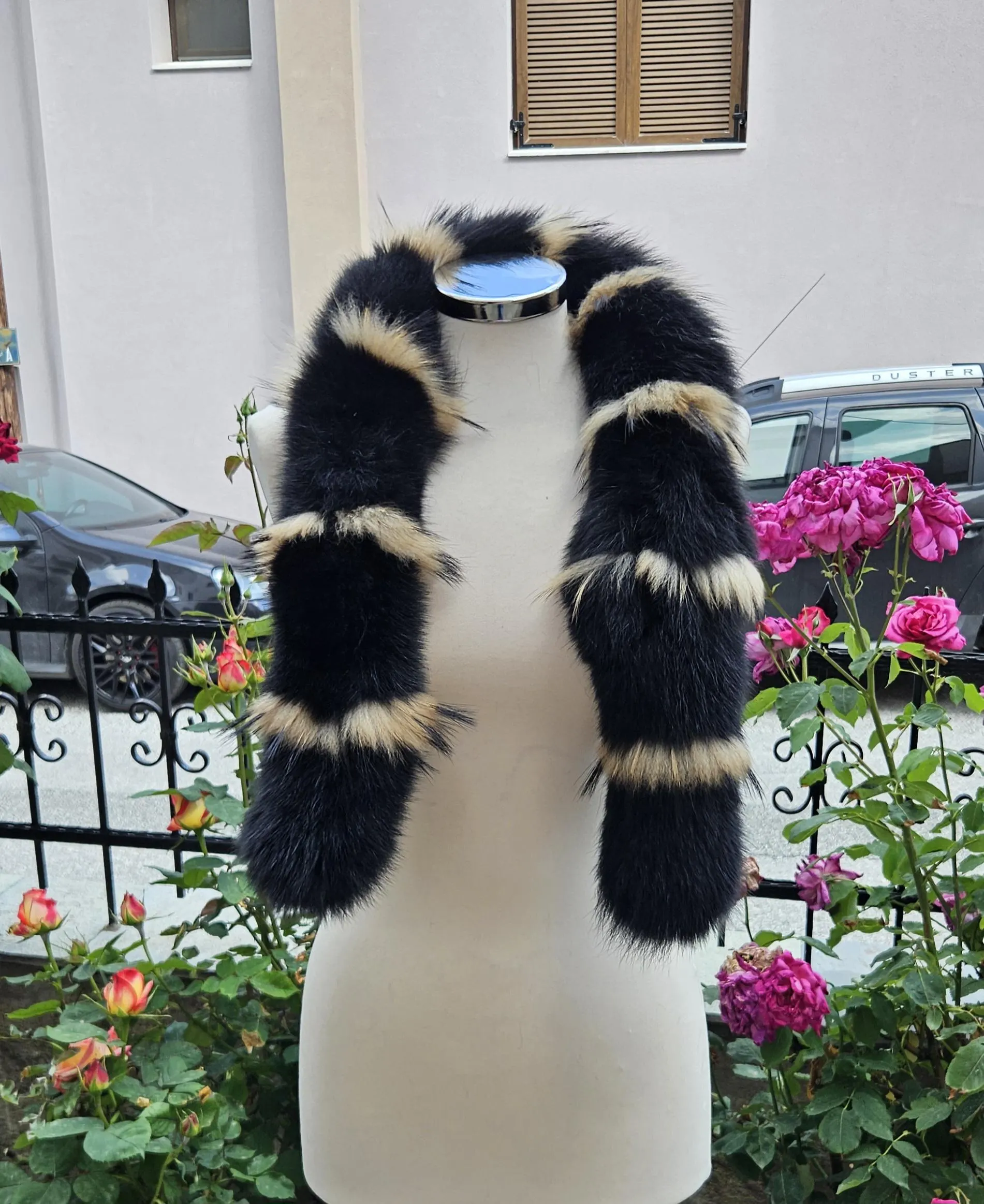 Real Fur Fox Scarf in black and beige color - Image 3