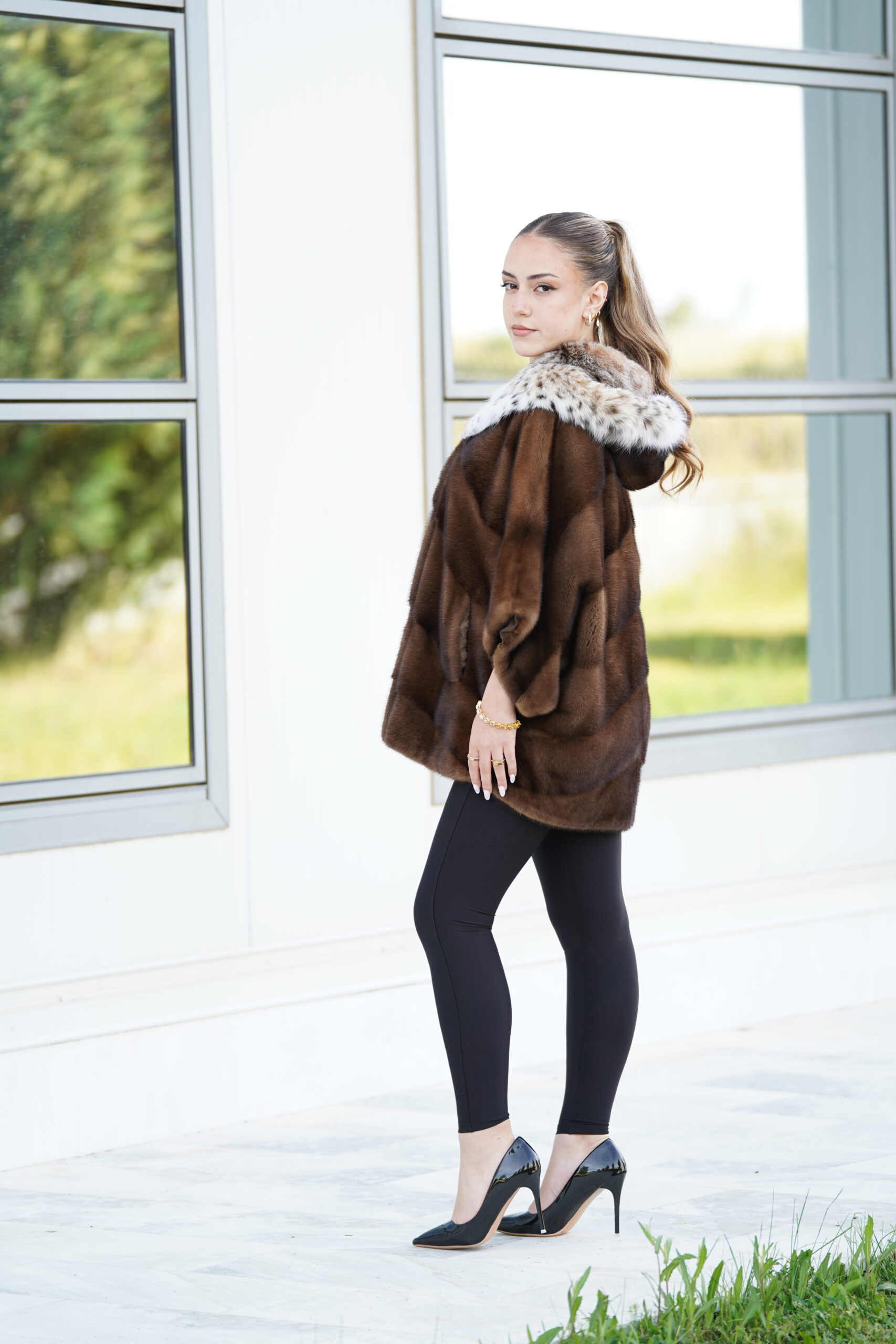 Elevate Your Winter Wardrobe with Real Mink Fur Coat with Bobcat Fur, Women’s Elegant Outerwear - Image 3